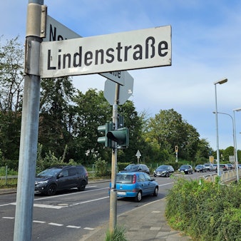 Viele Autos stehen an einer Straßenkreuzung.