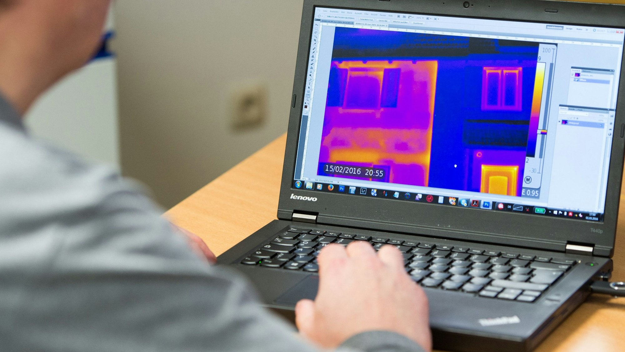 Ein Energieberater betrachtet die Aufnahmen einer Wärmebildkamera.
