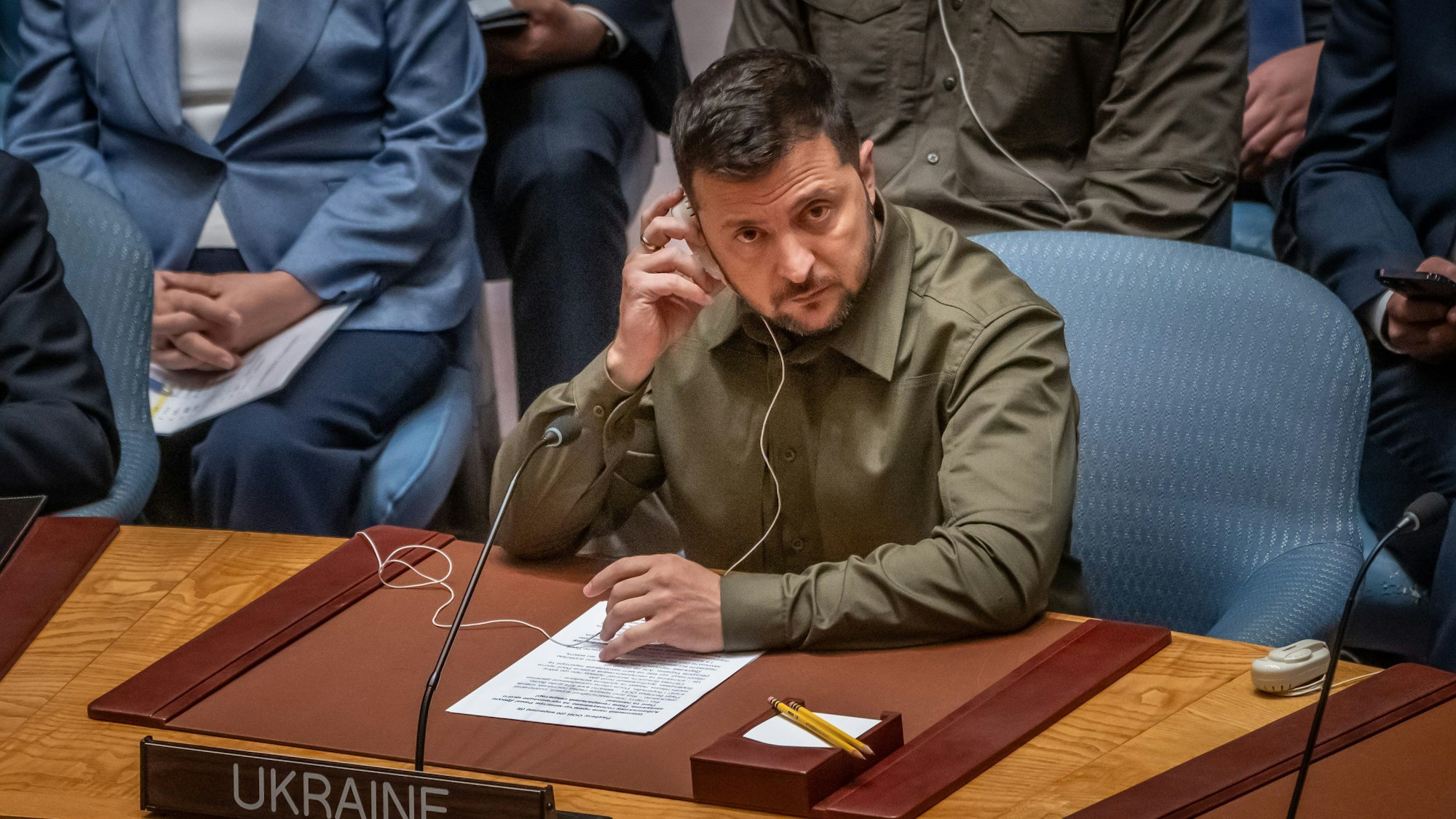 Der ukrainische Präsident Wolodymyr Selenskyj hört einer Rede bei der Sitzung des UN-Sicherheitsrats in New York zu.