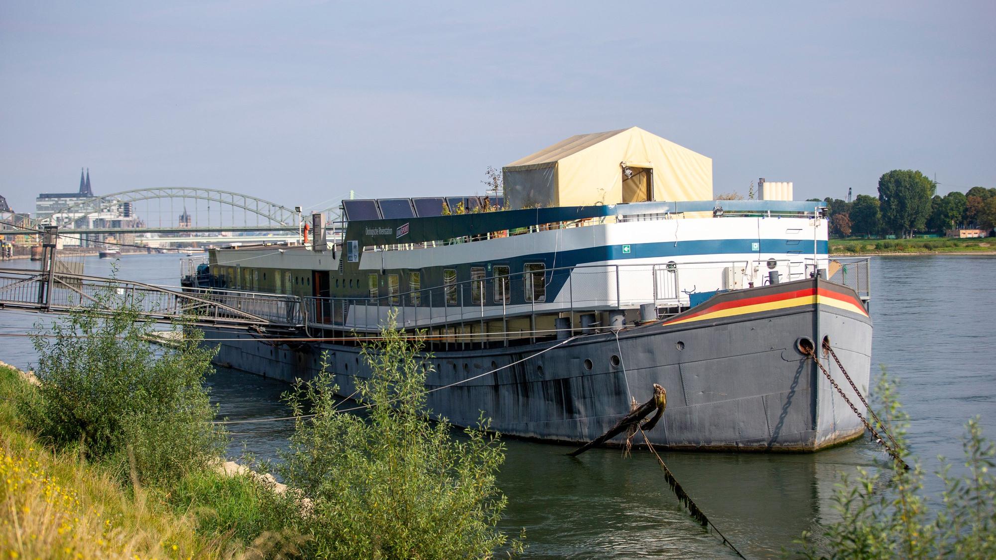 Ein Schiff auf dem Rhein