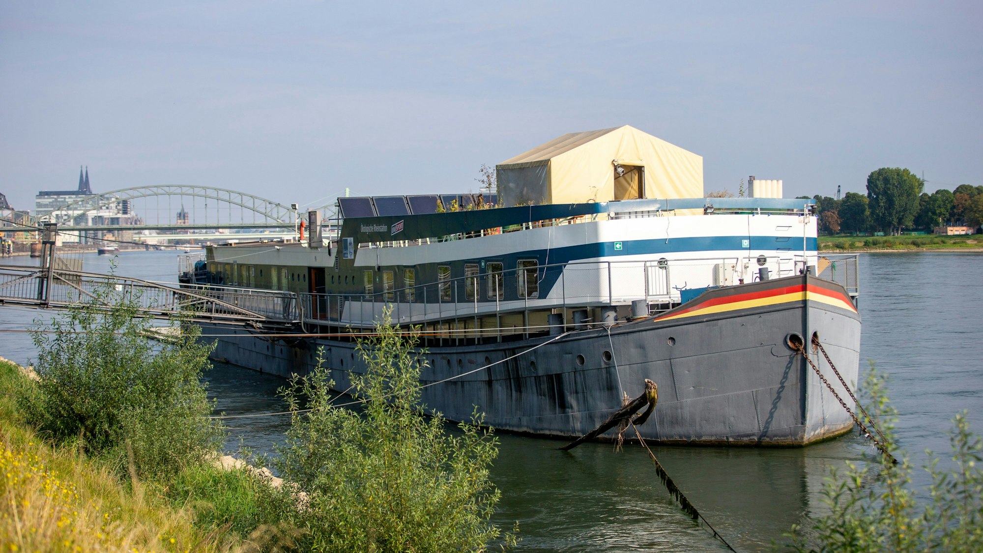 Ein Schiff auf dem Rhein