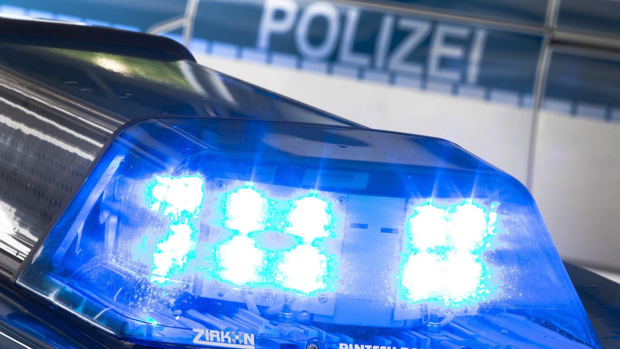 Das Blaulicht eines Polizeifahrzeugs leuchtet.