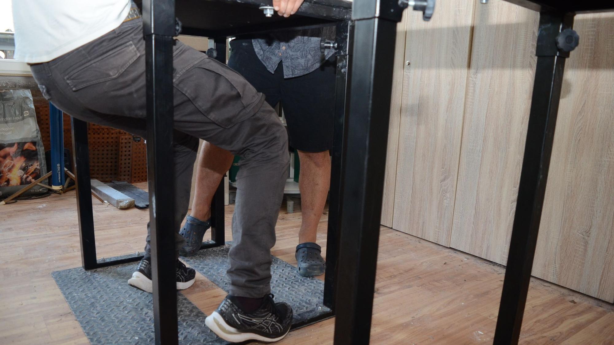 Armwrestling in Spich: Marc Schendzielorz (weißes T-Shirt) und Nima Glatt betreiben diesen Sport und erklären die Unterschiede zum Armdrücken.