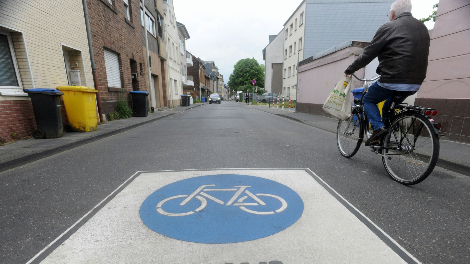 Das Foto zeigt einen Fahrradfahrer, der eine Fahrradstraße befährt.