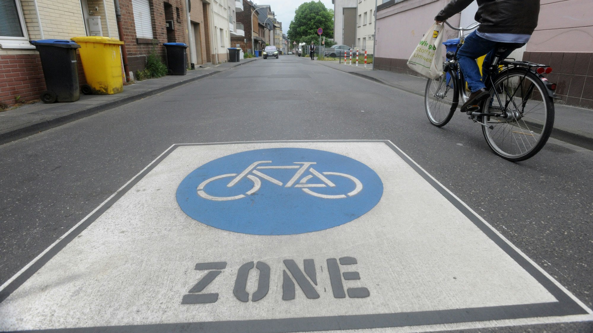 Auf dem Bild ist eine Fahrradstraße zu sehen.