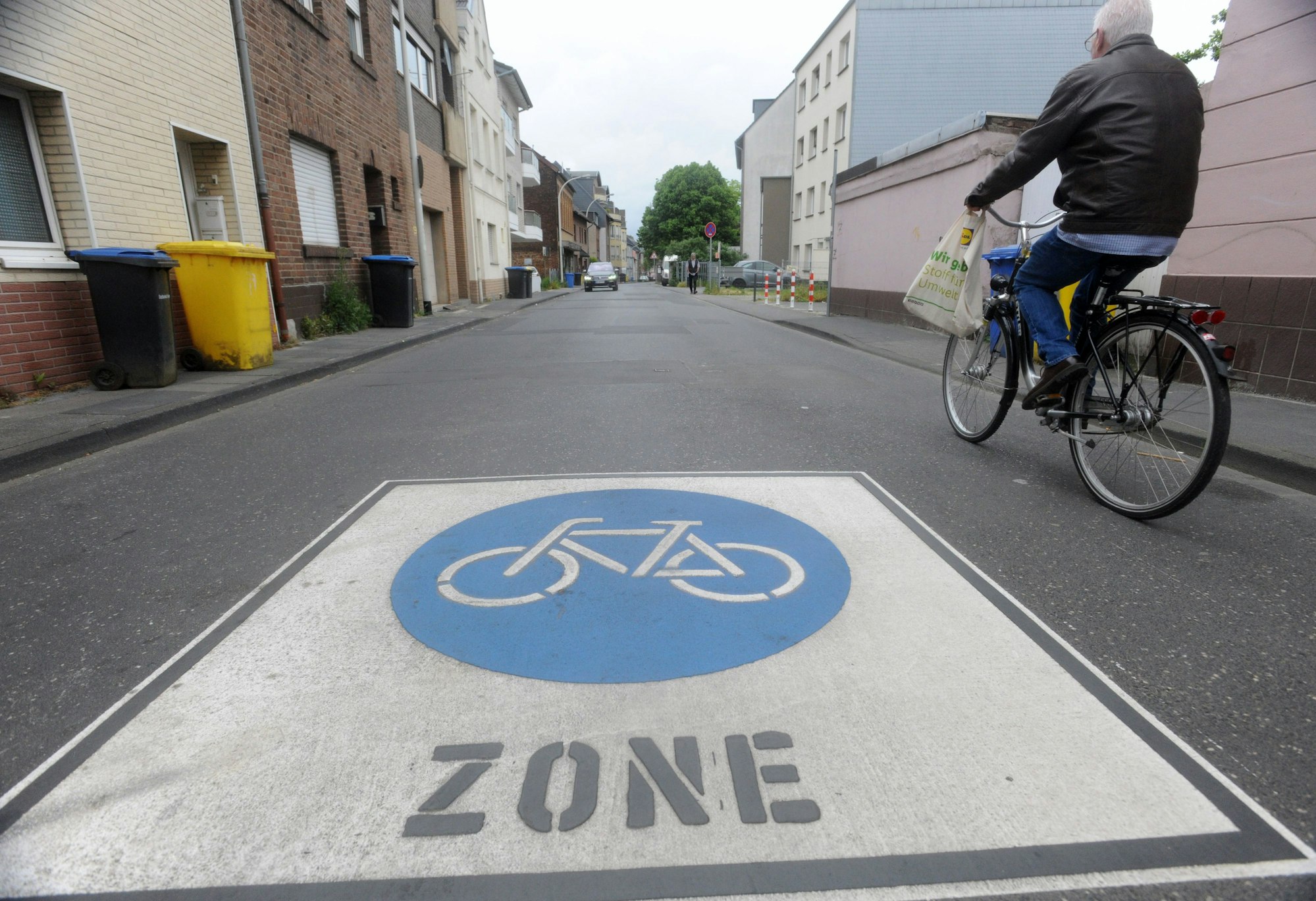Auf dem Bild ist eine große Radzonen-Markierung auf einer Fahrbahn im Testgebiet zu sehen.