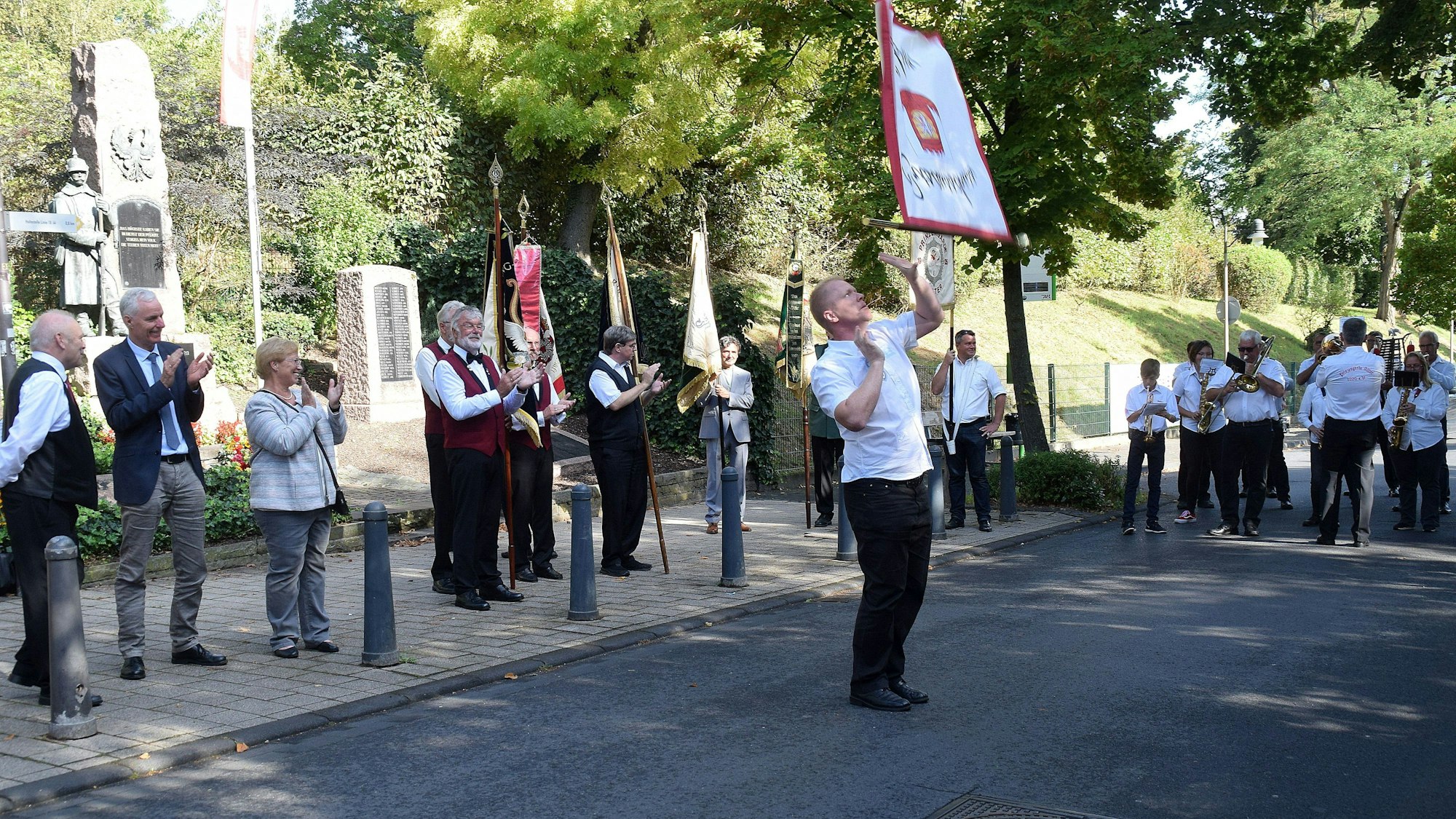 Nach der Festmesse schwang Michael Melchior die Fahne des Ortsausschusses anlässlich der Alfterer Großkirmes. Foto: Frank Engel-Strebel