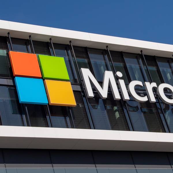Das Microsoft Logo hängt an der Fassade eines Bürogebäudes. (Archivbild)