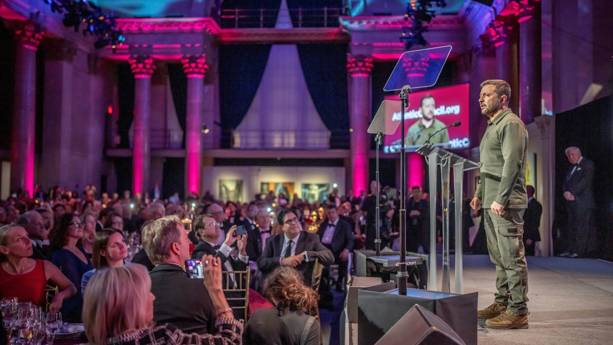 dpatopbilder - 20.09.2023, USA, New York: Wolodymyr Selenskyj, Präsident der Ukraine, wird mit dem Global Citizen Award durch den Atlantic Council ausgezeichnet. Selenskyi hält sich für die Vollversammlung der Vereinten Nationen (UN) in New York auf. Foto: Michael Kappeler/dpa +++ dpa-Bildfunk +++