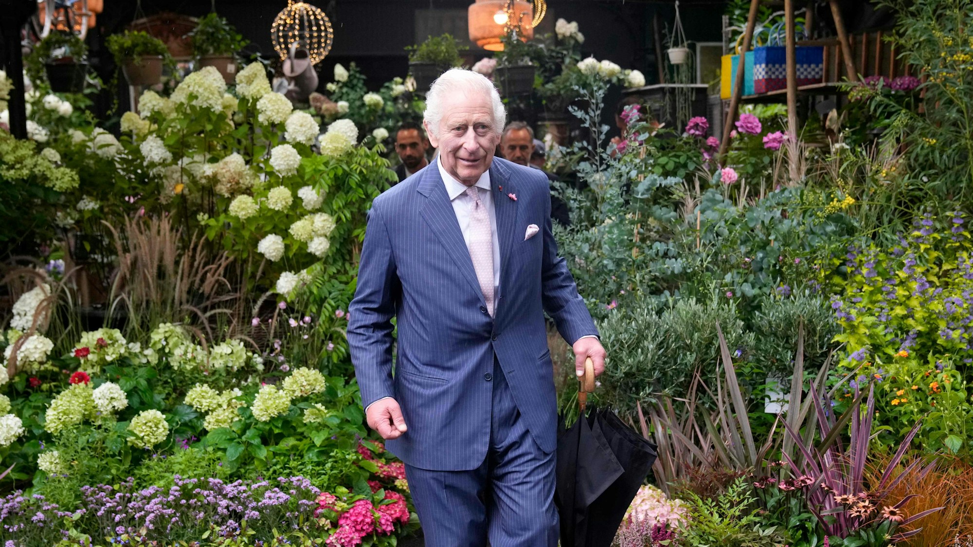 König Charles beim Besuch eines Blumenmarktes in Paris