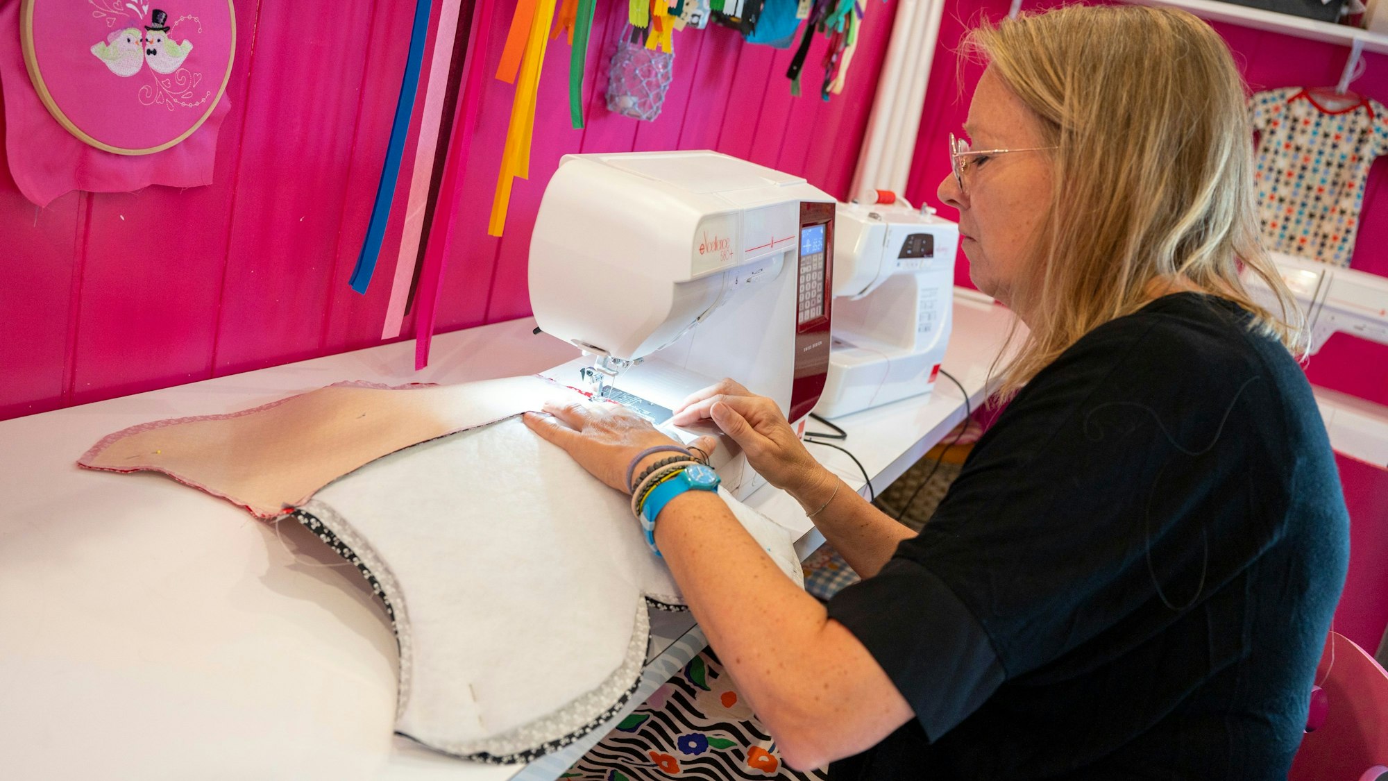 Stefanie Walter näht an der Nähmaschine.