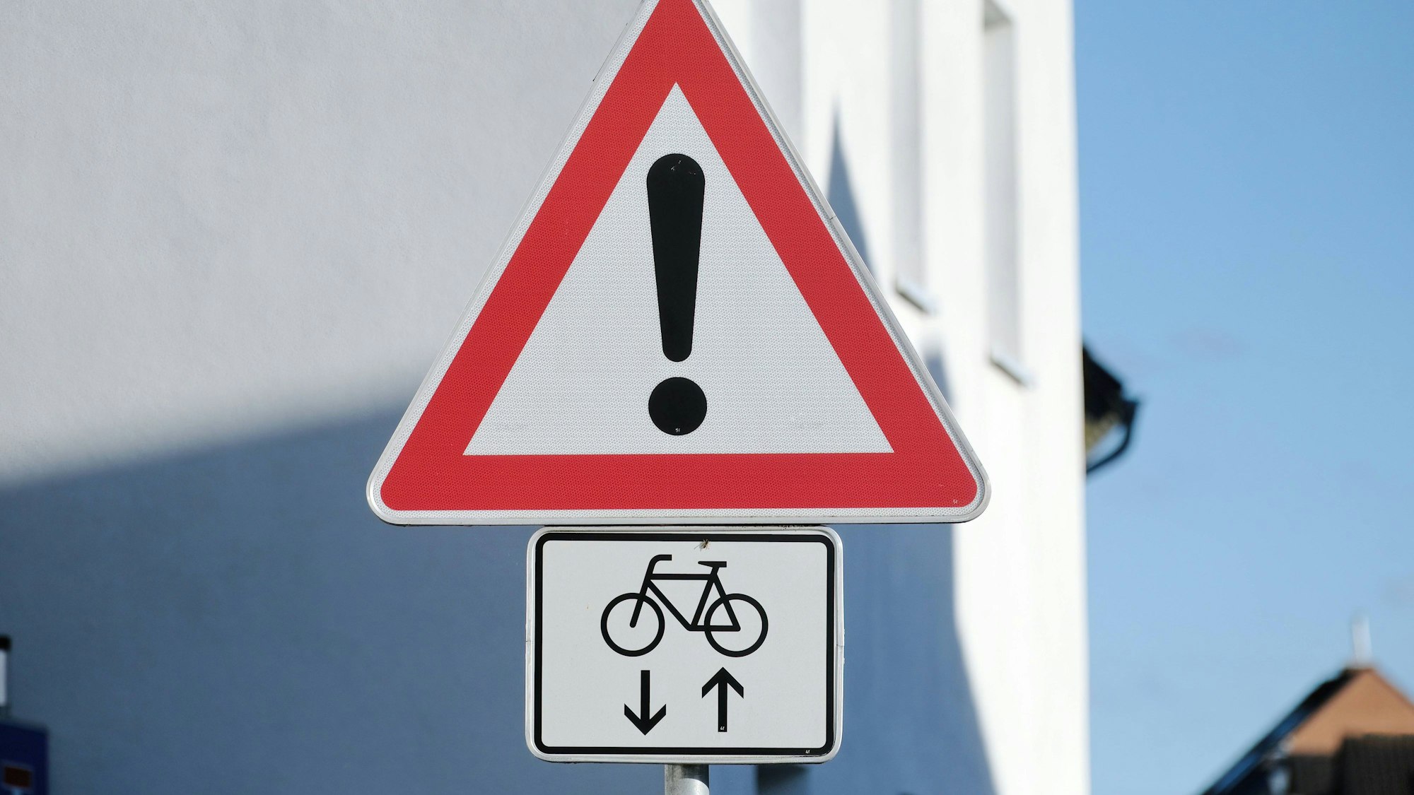 Düsseldorf 21.09.2023 Verkehrsschild Achtung Warnung Warnhinweis für Autofahrer Verkehrsteilnehmer Radweg Fahrradweg Unfallgefahr Dormagen Nordrhein-Westfalen Deutschland *** Düsseldorf 21 09 2023 traffic sign Attention Warning warning for car driver road user bicycle lane accident danger Dormagen North Rhine Westphalia Germany