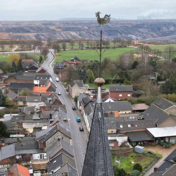 ARCHIV - 05.02.2023, Nordrhein-Westfalen, Erkelenz: Die Kirche von Keyenberg steht knapp 500 Meter entfernt vom Braunkohletagebau Garzweiler (Aufnahme mit einer Drohne).