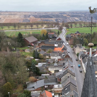 ARCHIV - 05.02.2023, Nordrhein-Westfalen, Erkelenz: Die Kirche von Keyenberg steht knapp 500 Meter entfernt vom Braunkohletagebau Garzweiler (Aufnahme mit einer Drohne).