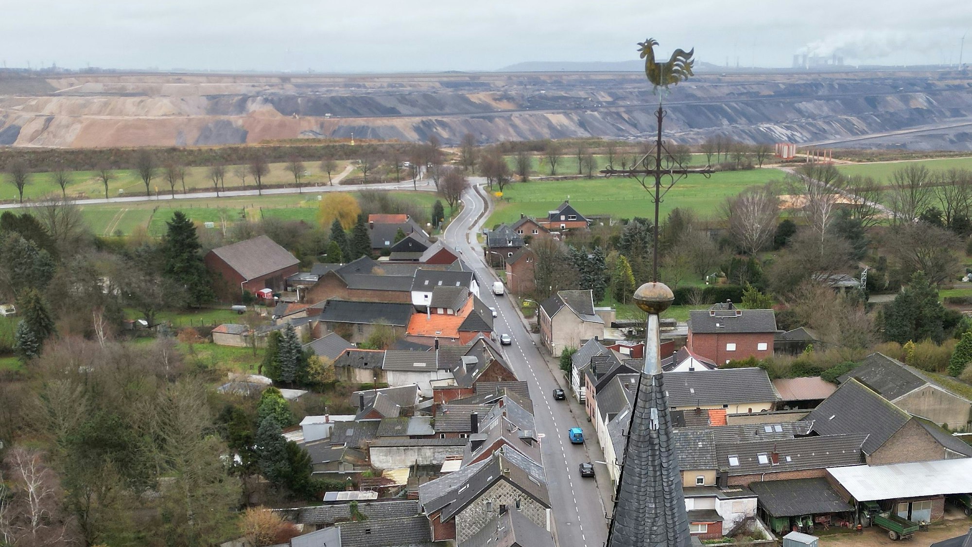 Die Kirche von Keyenberg steht knapp 500 Meter entfernt vom Braunkohletagebau Garzweiler (Aufnahme mit einer Drohne).