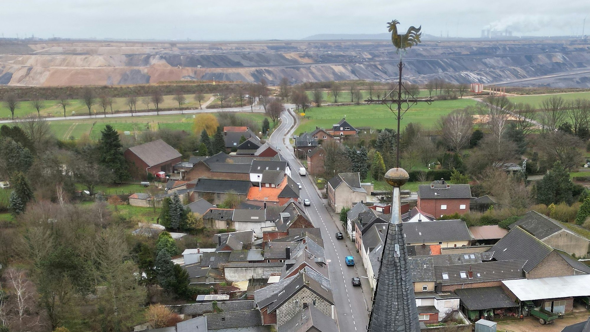 ARCHIV - 05.02.2023, Nordrhein-Westfalen, Erkelenz: Die Kirche von Keyenberg steht knapp 500 Meter entfernt vom Braunkohletagebau Garzweiler (Aufnahme mit einer Drohne).