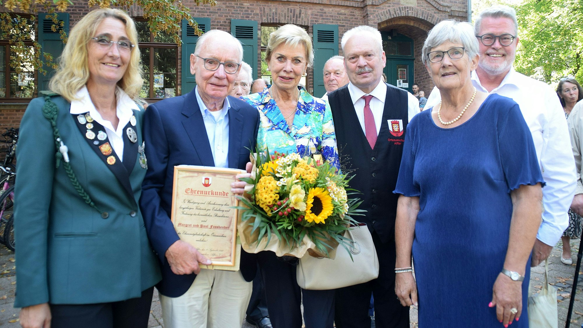 Wegen ihrer Verdienste für Alfter und den Ortsausschuss überraschte der Vorsitzende des OAS, Klaus Hergarten (3. von rechts), Paul und Margret Faßbender (2. und 3., von links) mit der Ehrenmitgliedschaft im OAS. Foto: Frank Engel-Strebel
