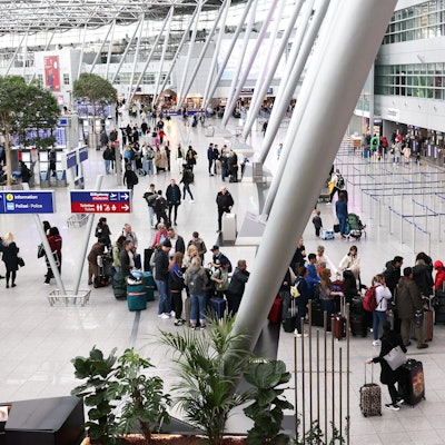 Am Flughafen Düsseldorf stehen zahlreiche Passagiere in einer Warteschlange vor dem Sicherheitsbereich. (Symbolbild)