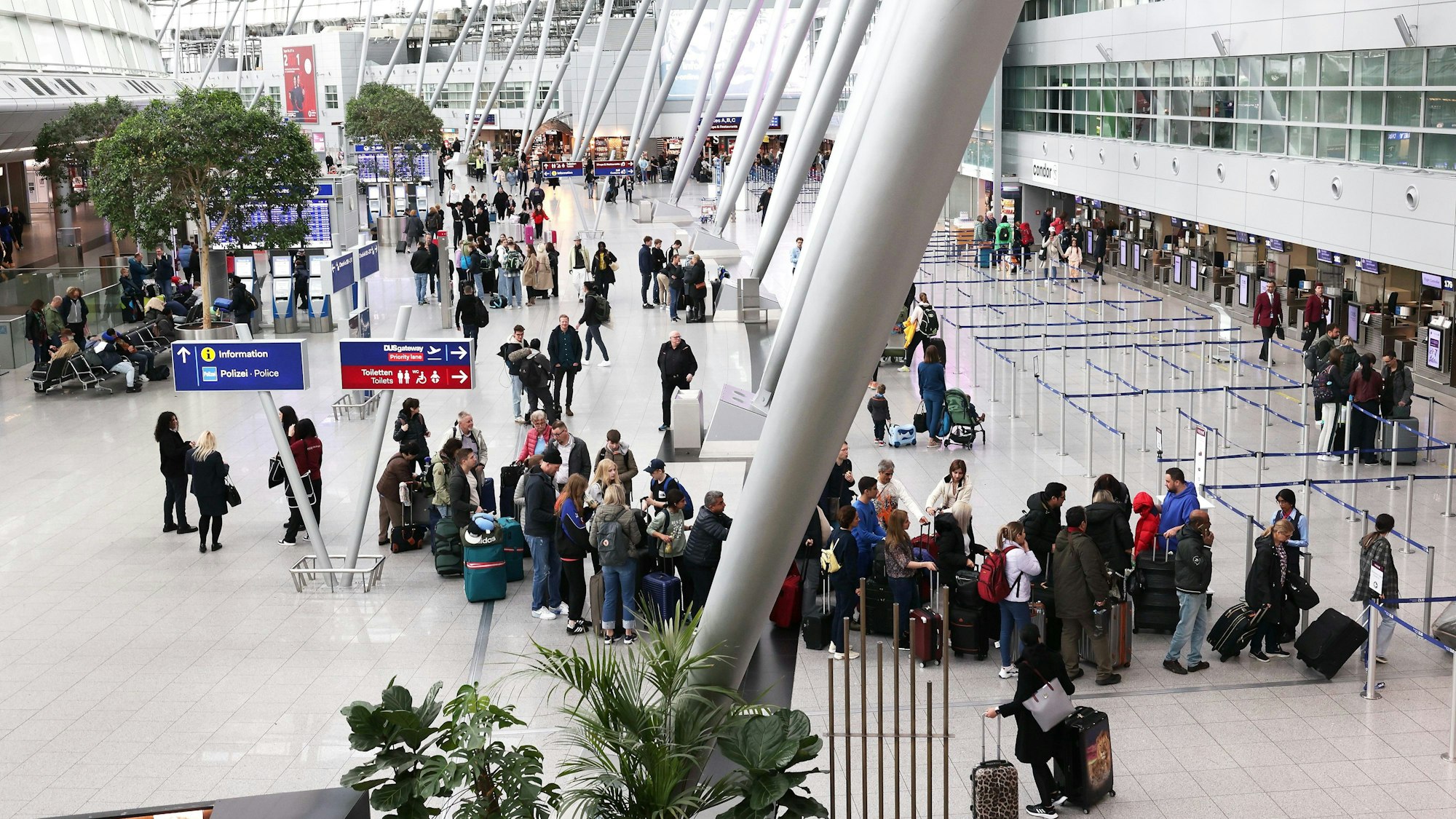 Am Flughafen Düsseldorf stehen zahlreiche Passagiere in einer Warteschlange vor dem Sicherheitsbereich. (Symbolbild)