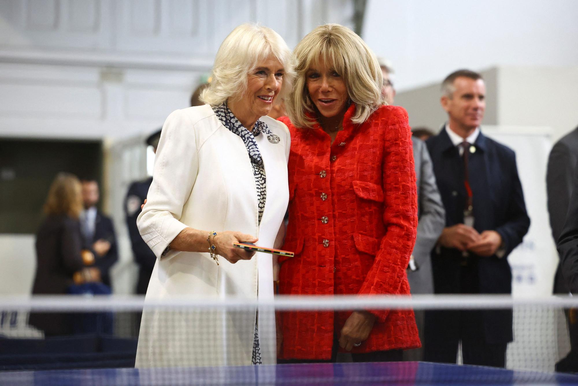 Bei dem Besuch einer Sporthalle lieferten sich Königin Camilla (l.) und Frankreichs First Lady Brigitte Macron (r.) ein Duell.