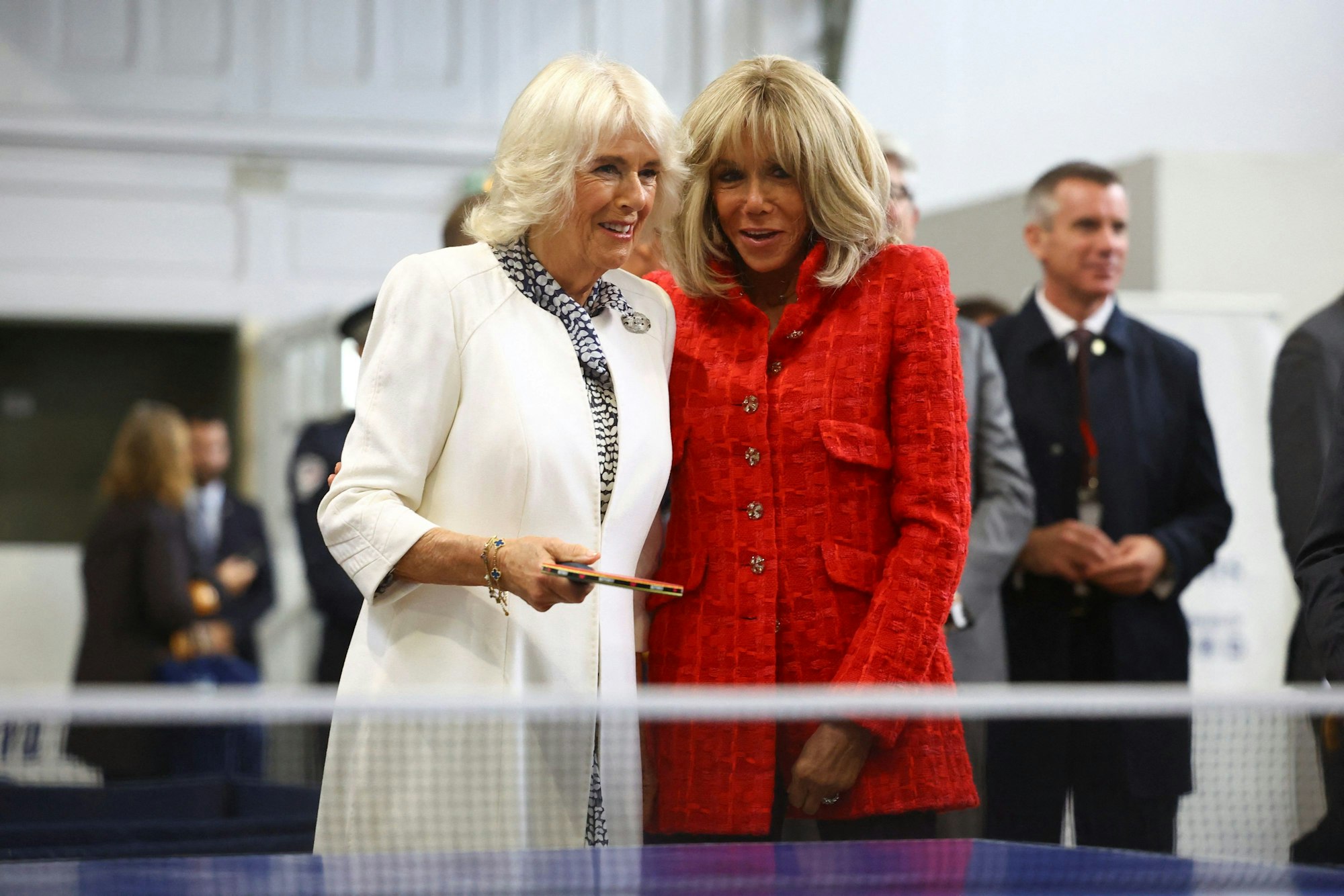 Bei dem Besuch einer Sporthalle lieferten sich Königin Camilla (l.) und Frankreichs First Lady Brigitte Macron (r.) ein Duell.