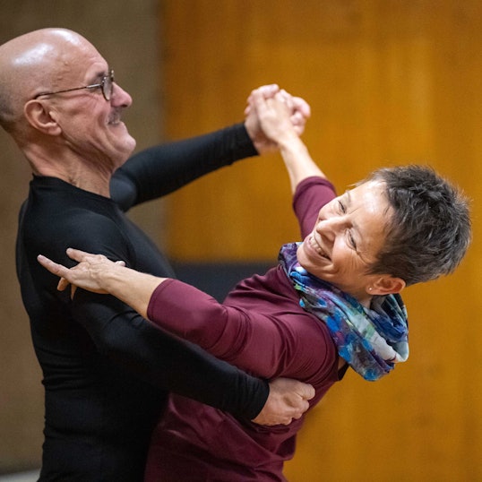 Ein Tanzpaar, beide lachen.