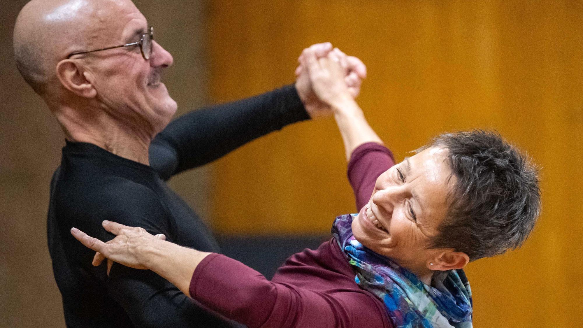 Ein Tanzpaar, beide lachen.