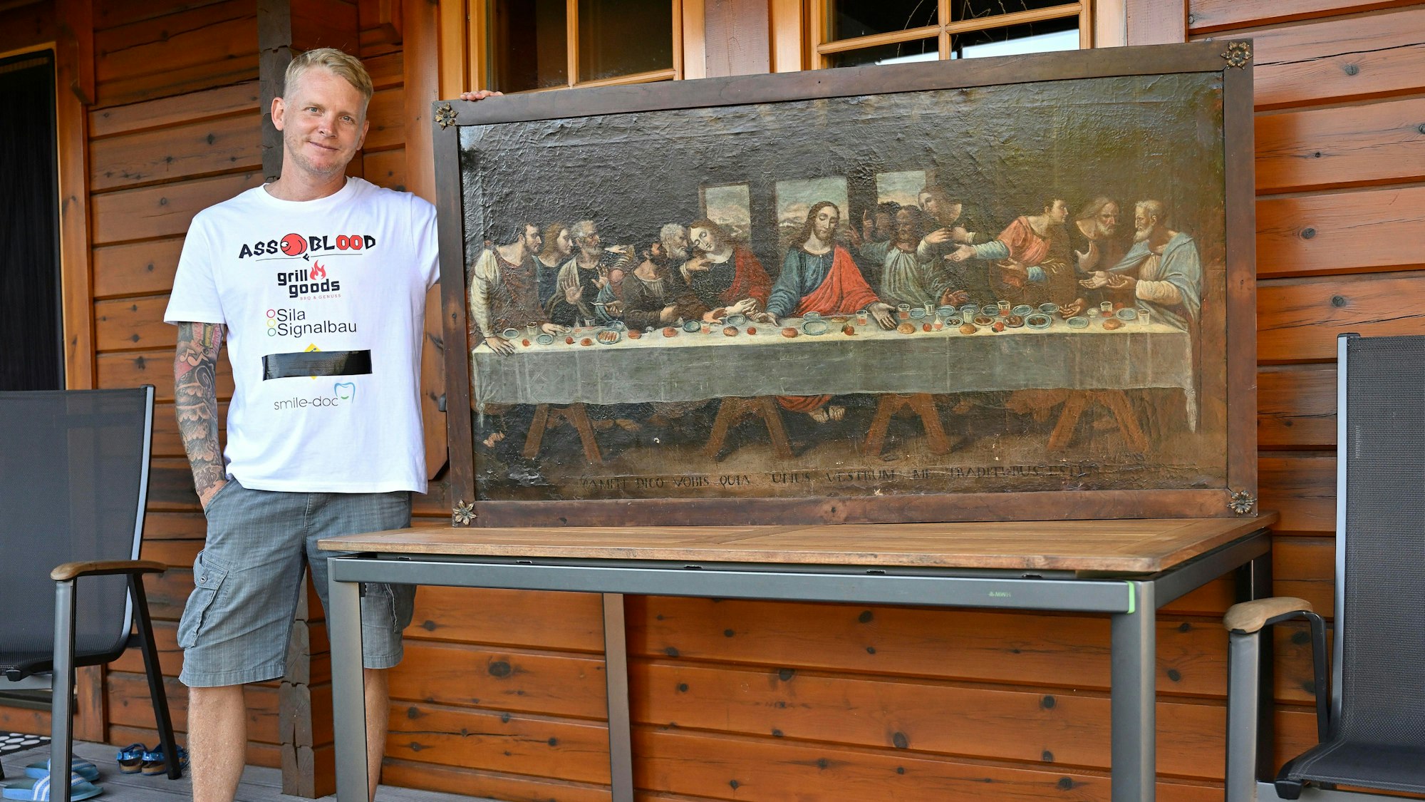 Achim Bühnemann präsentiert ein großes Ölbild in dunklen Farben. Es zeigt das das letzte Abendmahl.