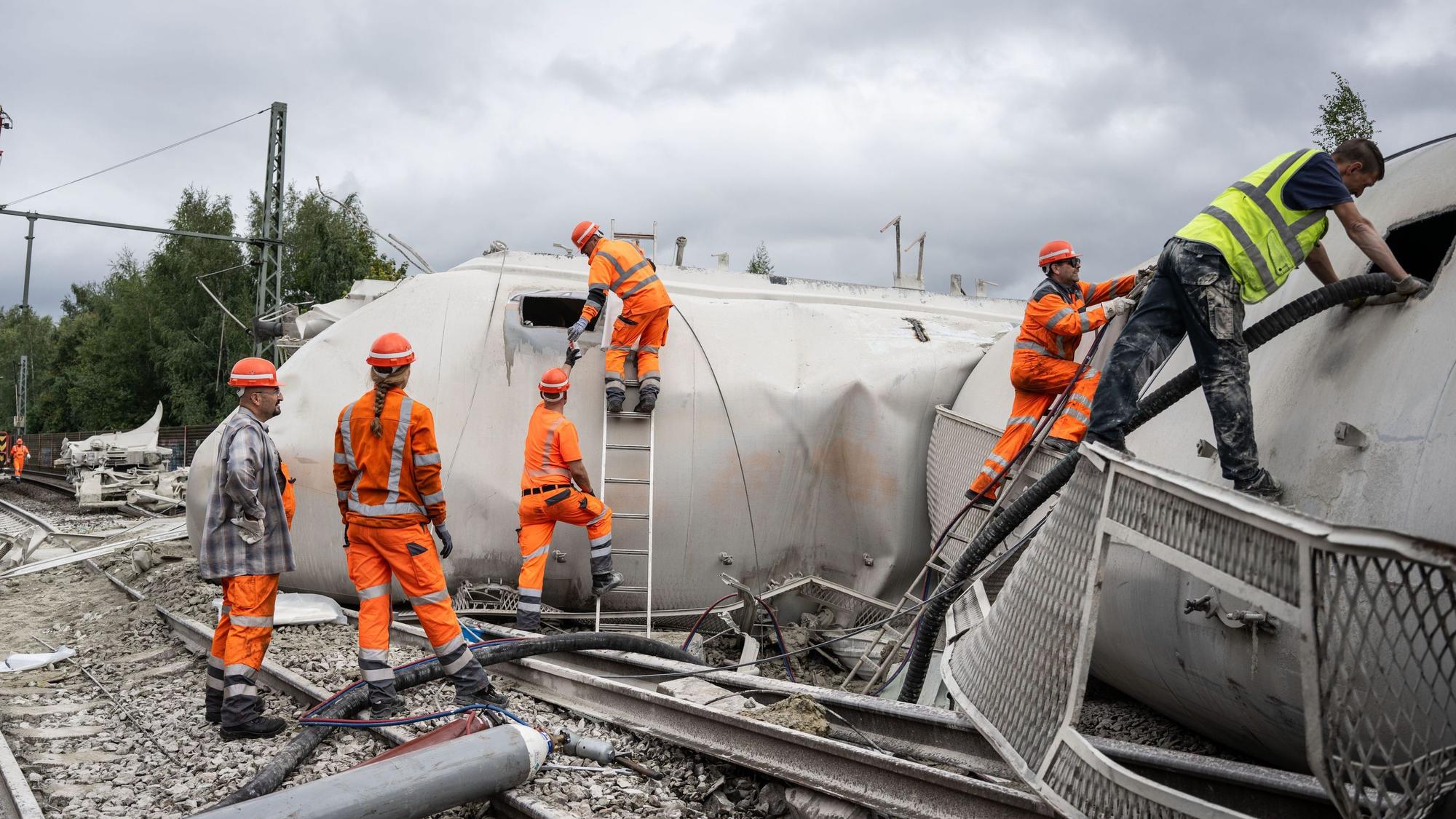 Arbeiter entfernen mehrere Waggons nach dem Zugunglück im nordrhein-westfälischen Geseke. Ein mit Zement beladener Güterzug war entgleist, der Lokführer kam ums Leben.