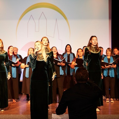 Die beiden Chöre singen gemeinsam auf der Bühne.