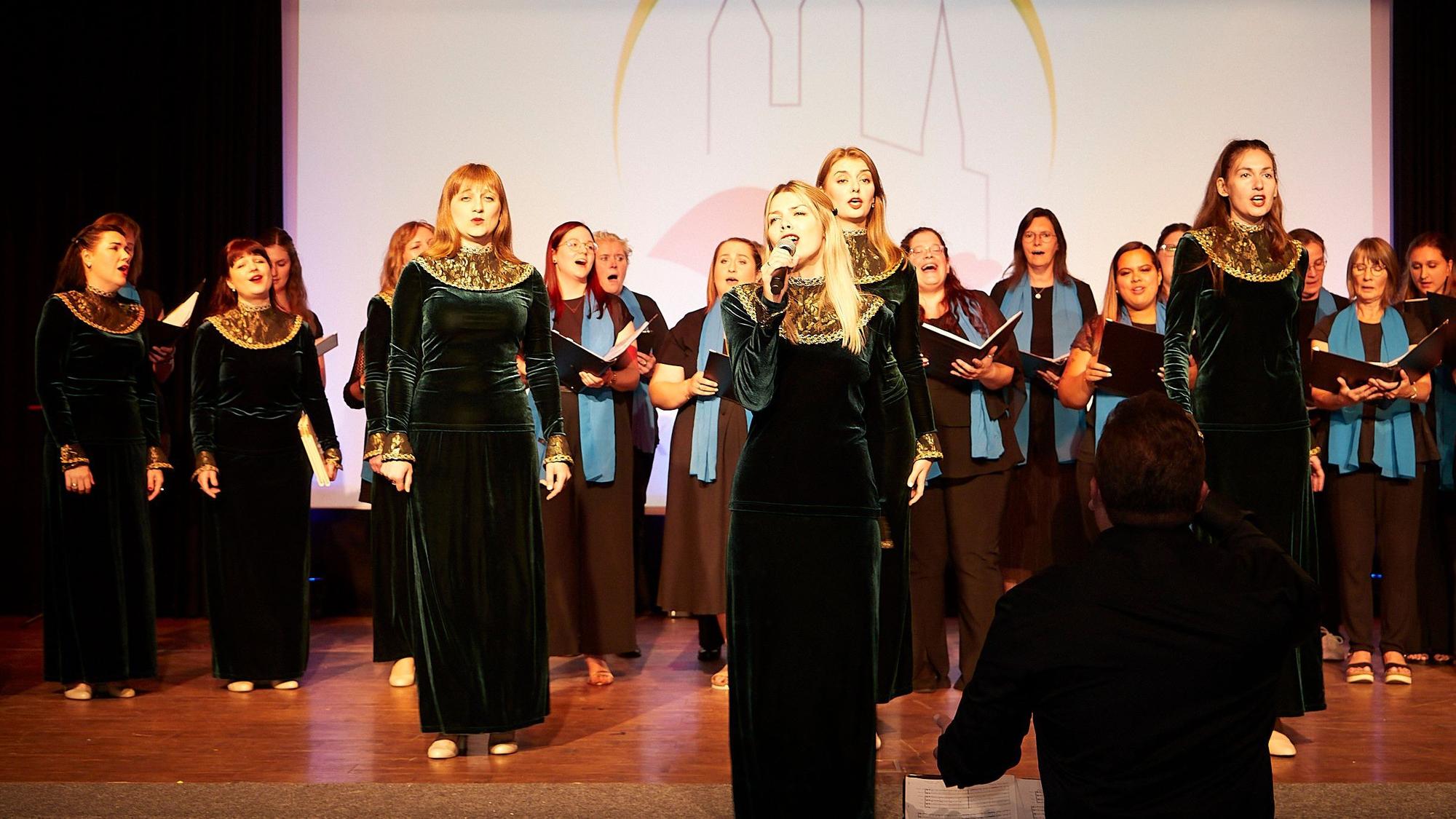 Die beiden Chöre singen gemeinsam auf der Bühne.