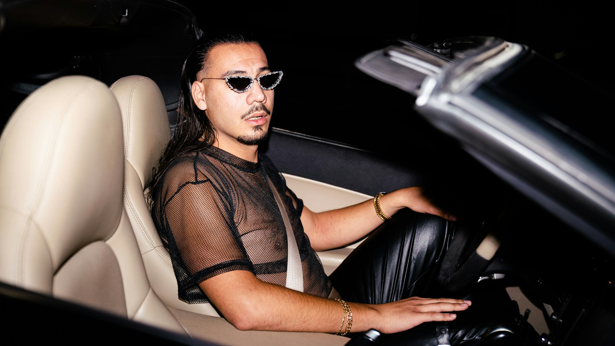 Apache 207 sitzt in einem Auto