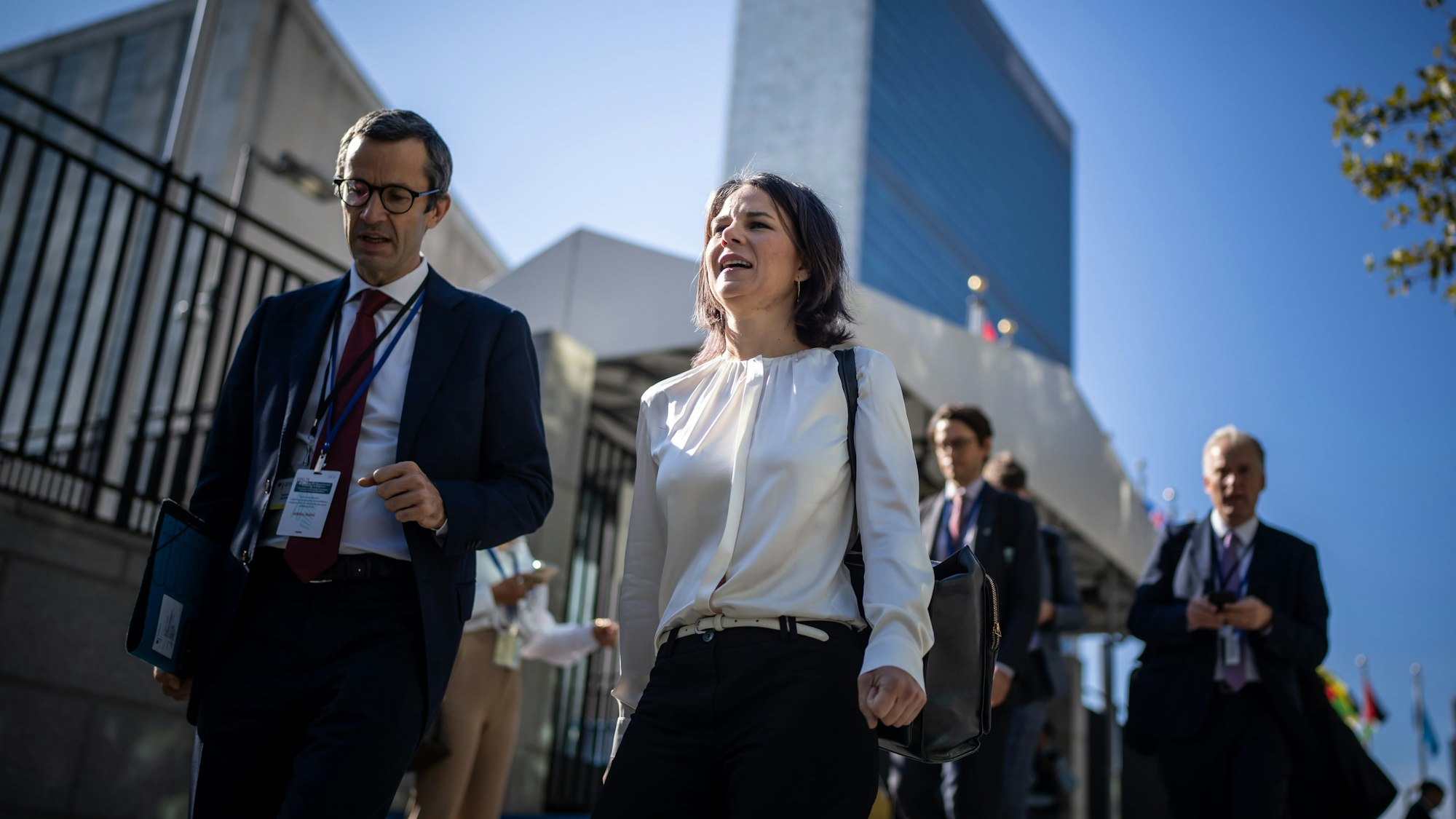 New York: Annalena Baerbock (Bündnis90/Die Grünen), Außenministerin, geht in Begleitung von Mitarbeitern vor der UN nach einem Vorbereitungstreffen der Außenministerinnen und -minister zum „Zukunfts-Gipfel“ bei den Vereinten Nationen VN.