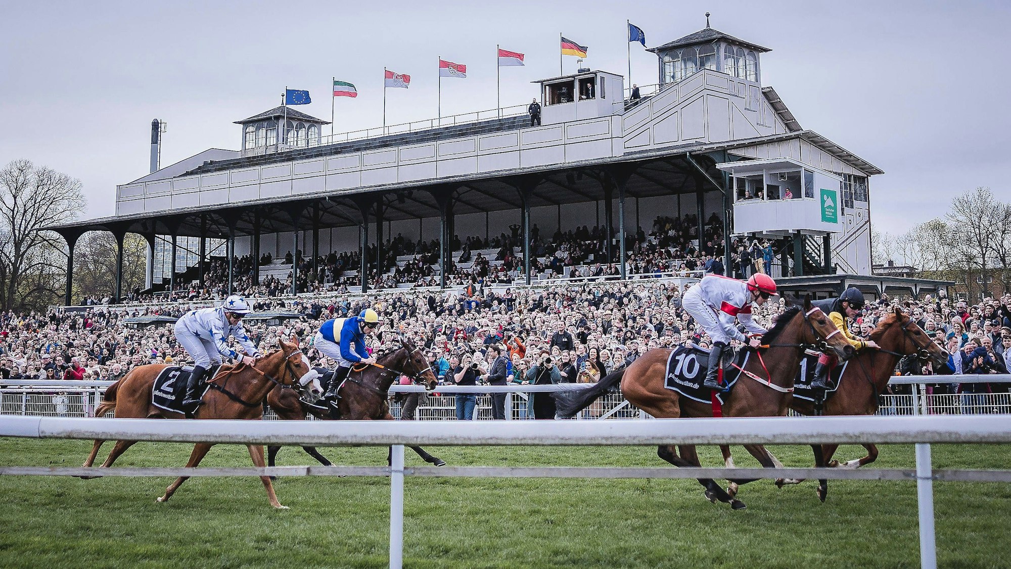 FC-Renntag Galopprennbahn Koeln-Weidenpesch, 10.04.2023 Impressionen FC-Renntag zugunsten der Stiftung 1. FC Koeln am 10.04.2023 auf der Galopprennbahn in Koeln-Weidenpesch.