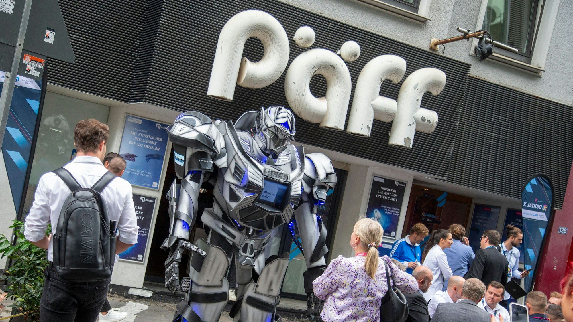 Türsteher der etwas anderen Art: Die Digital X im Friesenviertel.