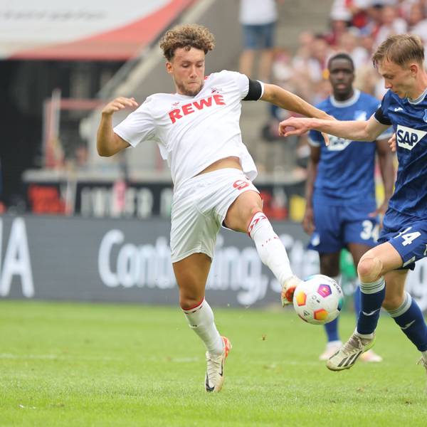 Luca Waldschmidt versucht an den Ball zu kommen.