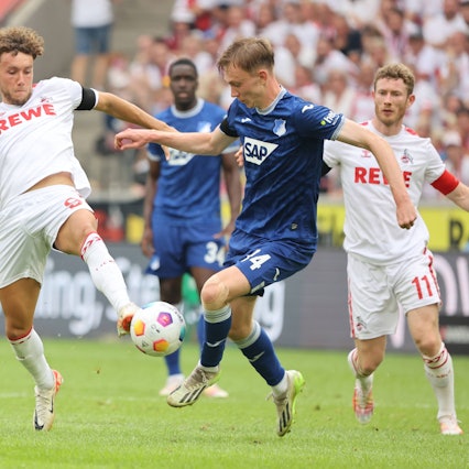 Luca Waldschmidt versucht an den Ball zu kommen.