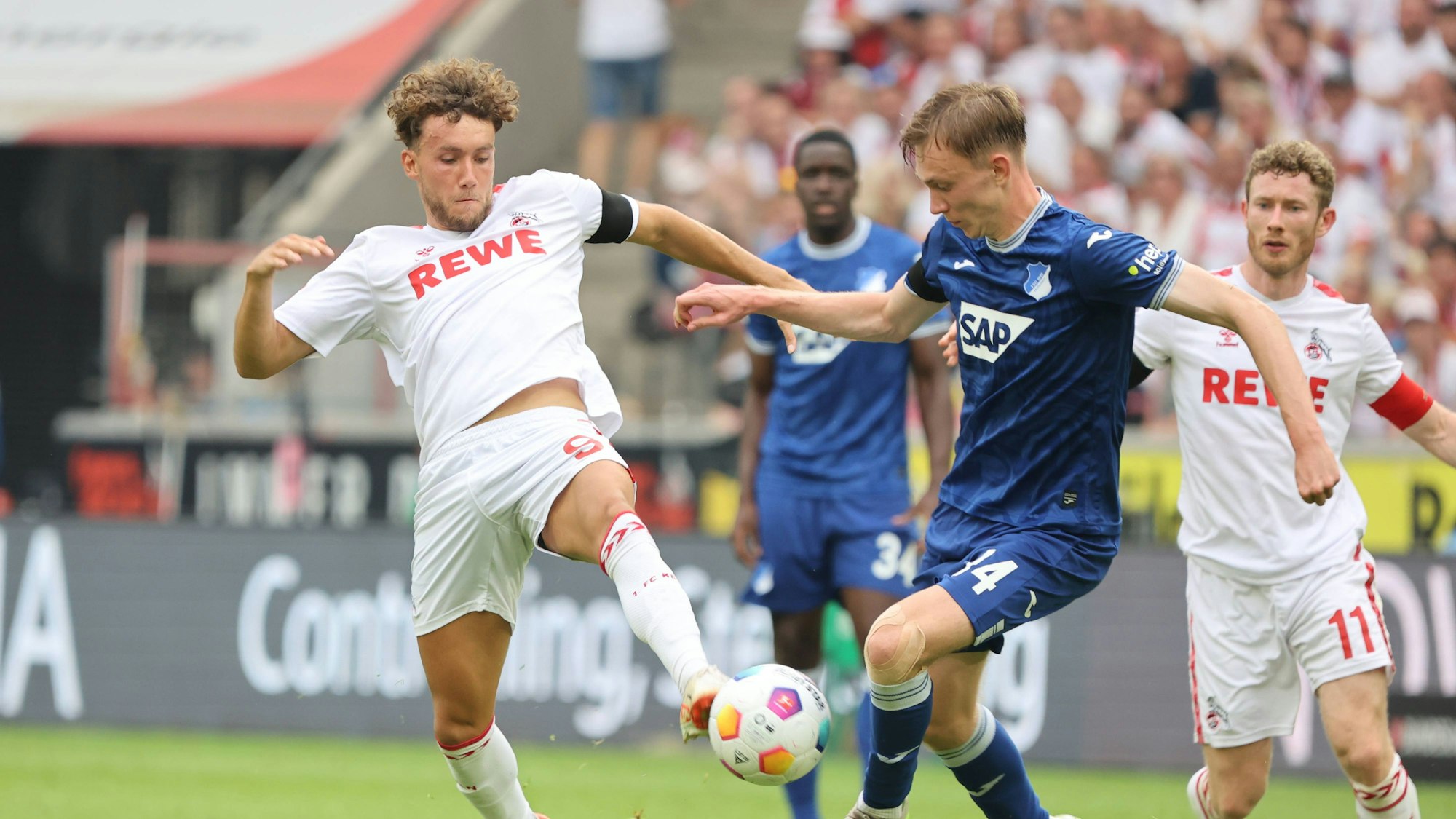 Luca Waldschmidt versucht an den Ball zu kommen.