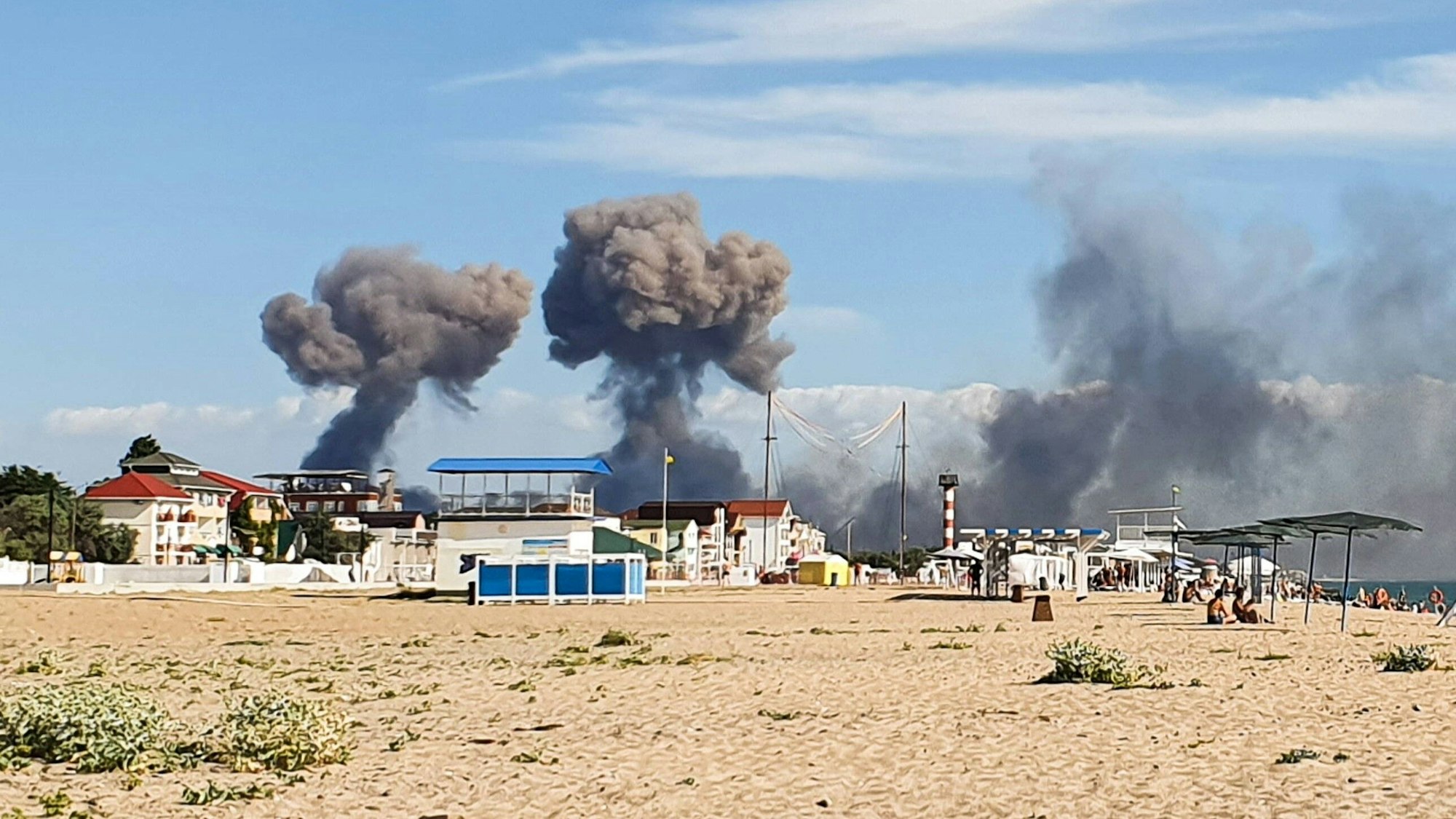 Bereits im August 2022 war der russische Luftwaffenstützpunkt Saki auf der Krim das Ziel eines ukrainischen Großangriffs, der auch den Touristenstränden auf der Halbinsel gut sichtbar war. Nun attackierte den Flugplatz offenbar erneut.