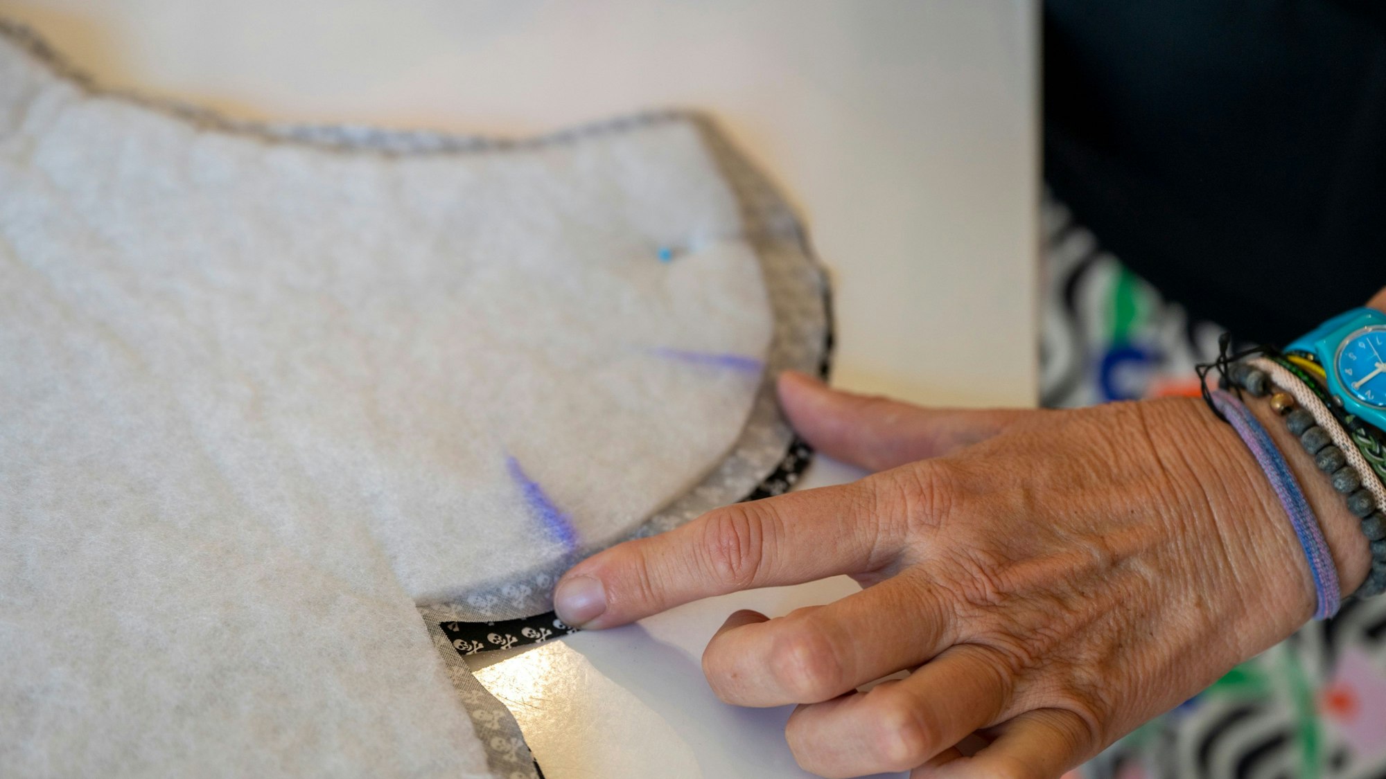 An zwei Stellen wird markiert, wo später nicht genäht werden soll.