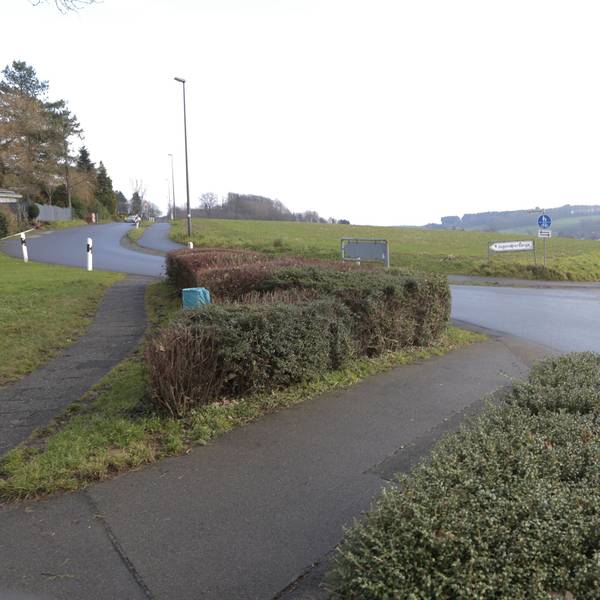 Kreuzung vor dem Ortseingang von Altenrath, links geht es zur Jugendherberge.