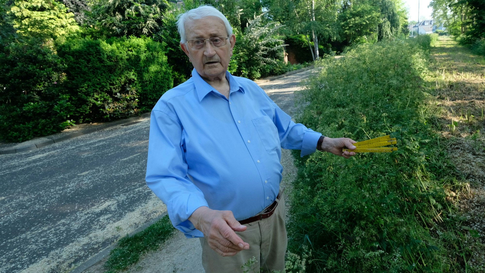 Das Foto zeigt Heinz Küpper bei einem Ortstermin in Lechenich.