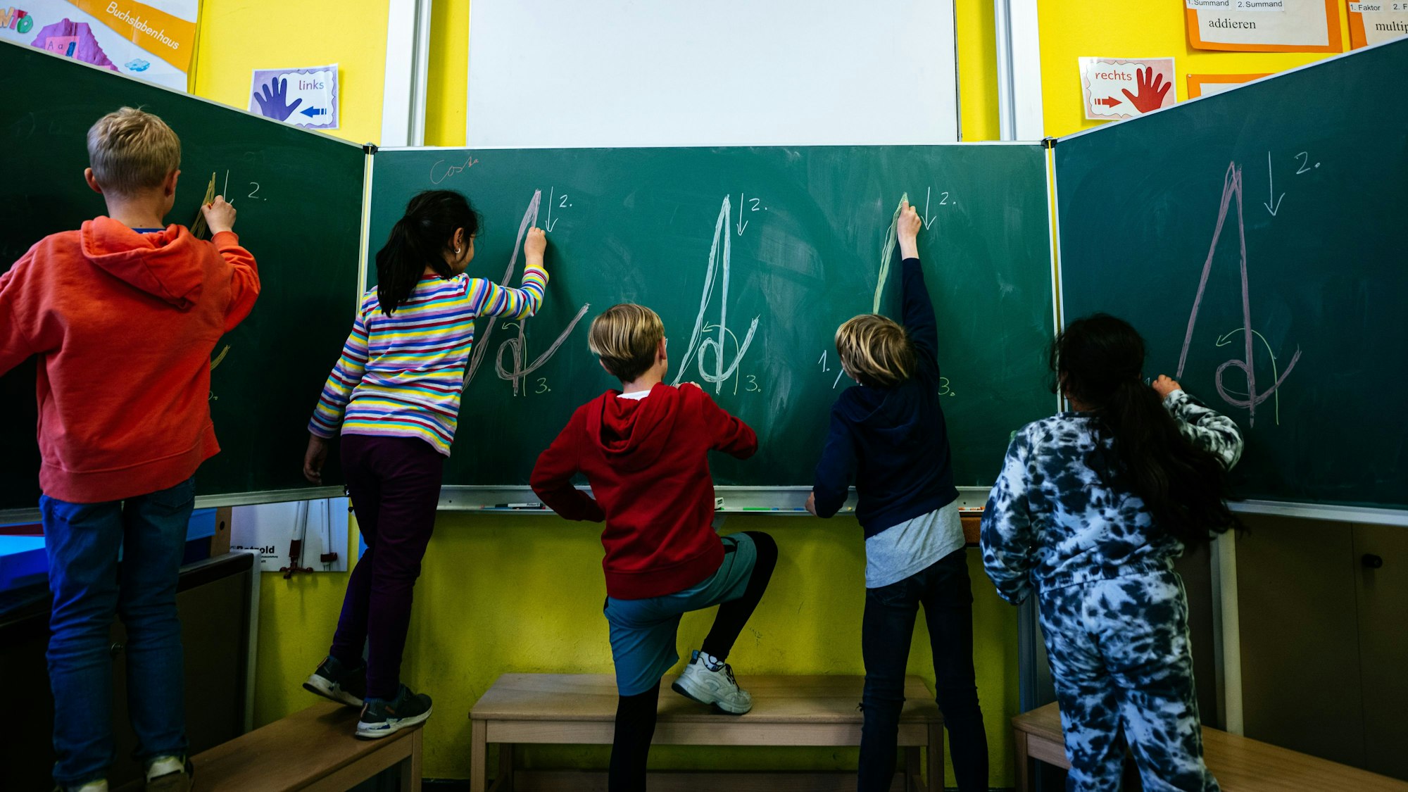 A wie Anfang: Auch an Kölner Schulen fehlen Lehrende, die Gebäude sind oft in einem schlechten Zustand.