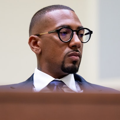 Der Fußball-Profi und ehemalige Nationalspieler Jérôme Boateng kommt zu Beginn der Fortsetzung im Berufungsprozess in den Gerichtssaal des Landgerichts München I.