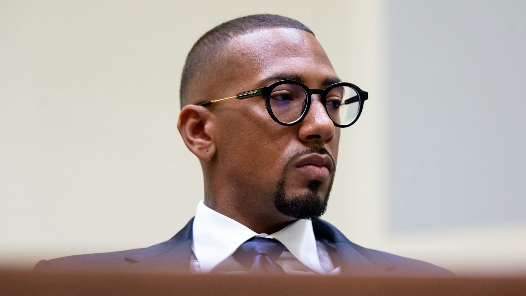 Der Fußball-Profi und ehemalige Nationalspieler Jérôme Boateng kommt zu Beginn der Fortsetzung im Berufungsprozess in den Gerichtssaal des Landgerichts München I.