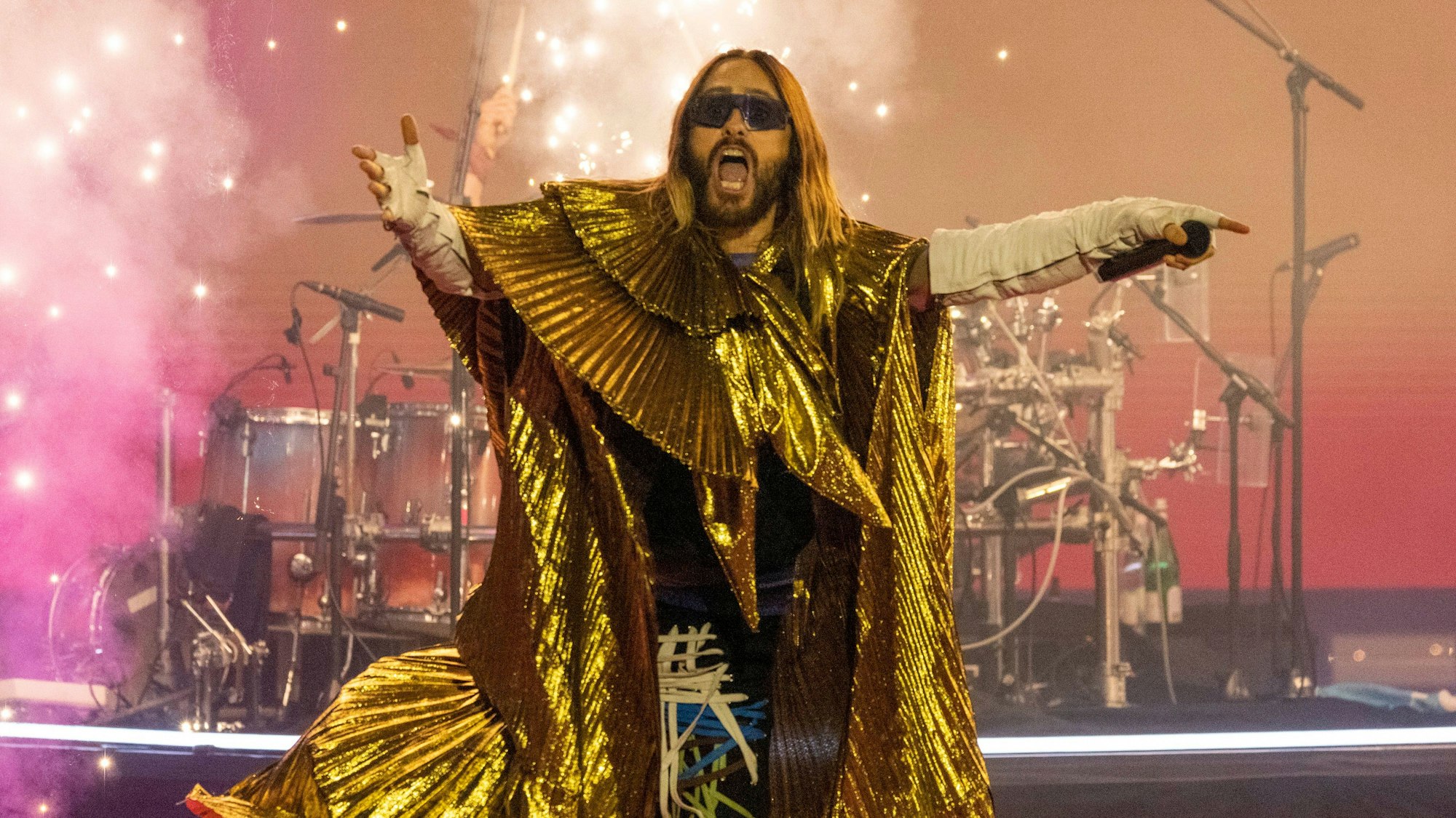 Jared Leto im goldenen Umhang auf der Digital X Bühne.
