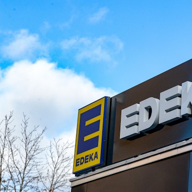 Das Logo von Lebensmittelhändler Edeka ist an einem Supermarkt zu sehen.