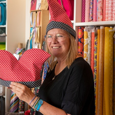 Stefanie Walter präsentiert ihre selbstgenähte Narrenkappe mit Totenkopfmuster.