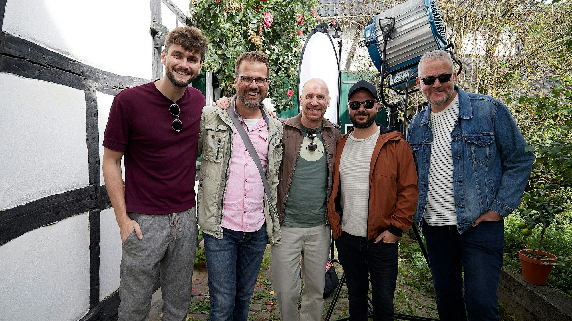 Die A-cappella-Band „Alte Bekannte“ steht in einem Fachwerkhof: Friedemann Petter (v.l.), Ingo Wolfgarten, Clemens Schmuck, Björn Sterzenbach und Dan Dickopf.