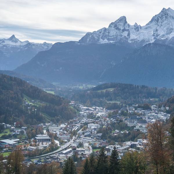 Der bayerische Markt Berchtesgaden ist unmittelbar vor dem Watzmann zu sehen, dessen Spitze mit Schnee bedeckt ist. (Symbolbild)